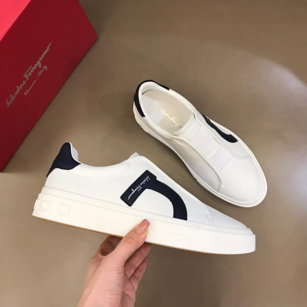 p400【Salvatore Ferraga**】New men's low-top casual shoes! Top-quality cow products, original lasts, made of imported cowhide, first-class texture, first-layer sheepskin lining! Original outsole! The details are exquisite and the style is versatile and upscale! Decorated with a three-dimensional Gancini logo, the back of the tongue and lace-up piping add a pop of color. The high-tech sole features a holographic pattern and Gancini details, making it ideal for a practical yet stylish everyday look. Code number 38-44 (45 can be customized)